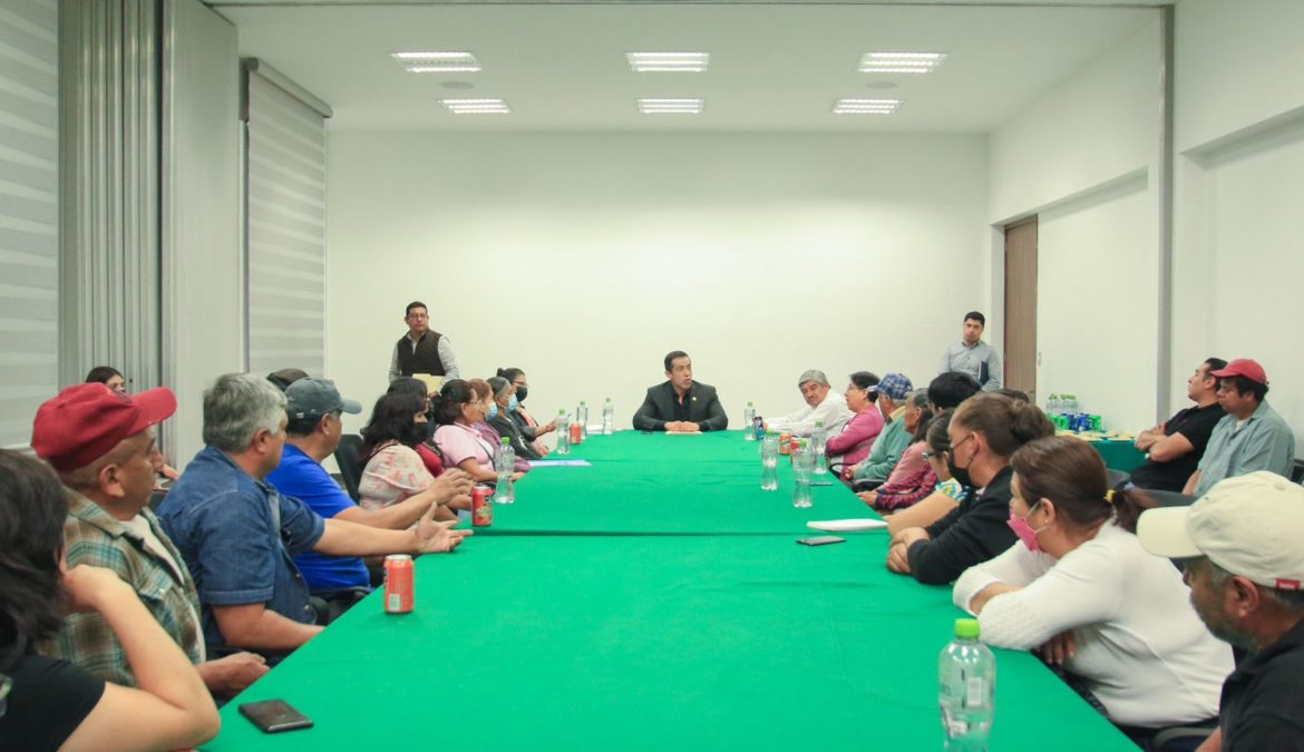 Los diputados Bladimir Zainos Flores y Jaciel González Herrera se reúnen con vecinos de Xicohtzinco