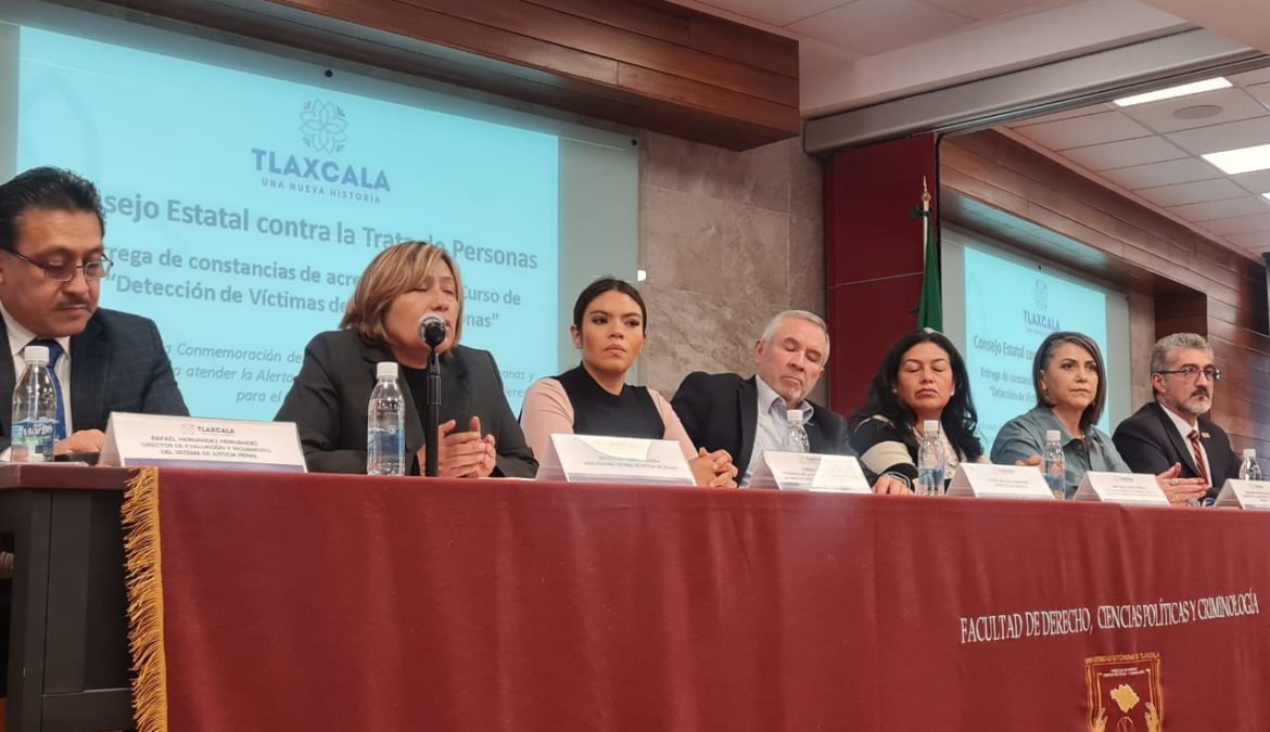 Atestigua Lorena Ruiz García entrega de constancias a servidores públicos del curso “Detección de Víctimas de Trata de Personas”