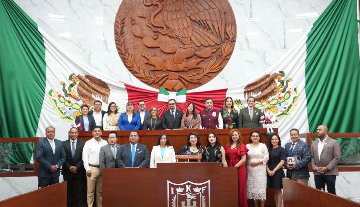 Devela Congreso de Tlaxcala letras doradas en el muro de honor con la leyenda “Instituto Politécnico Nacional”