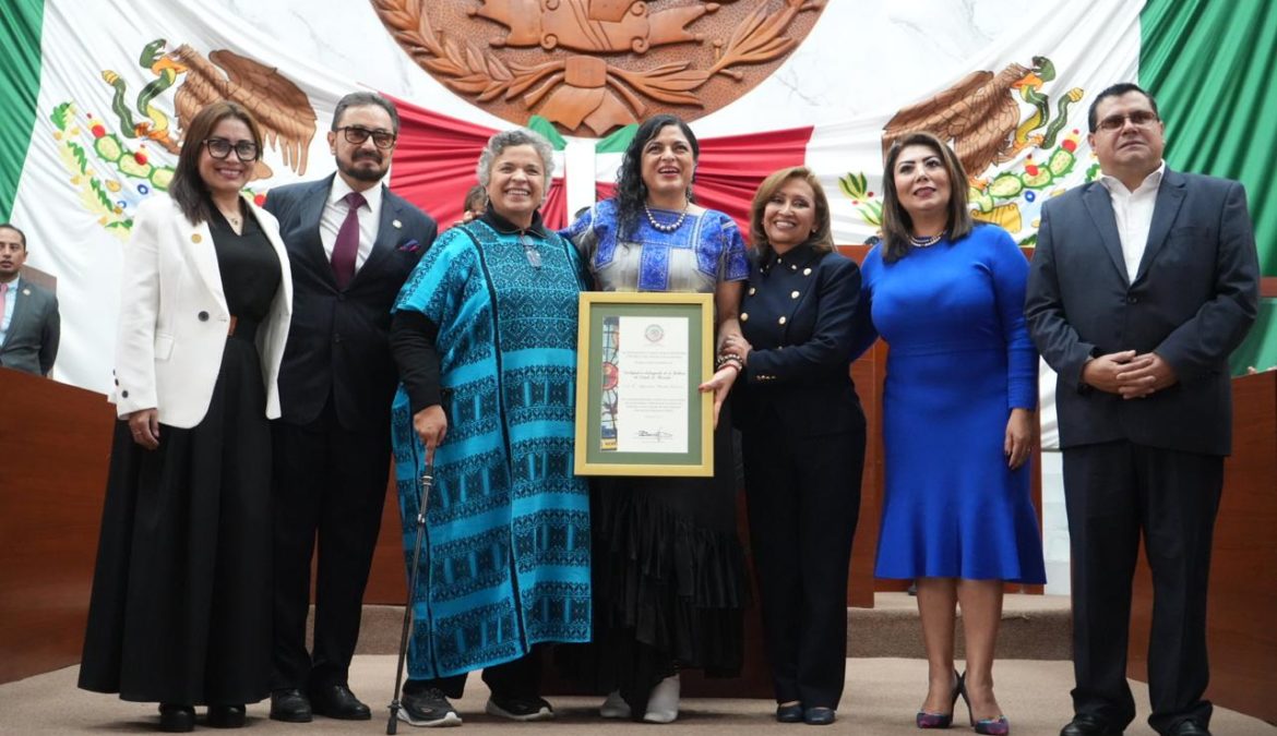 Entrega Congreso de Tlaxcala reconocimiento a Alejandra Frausto Guerrero