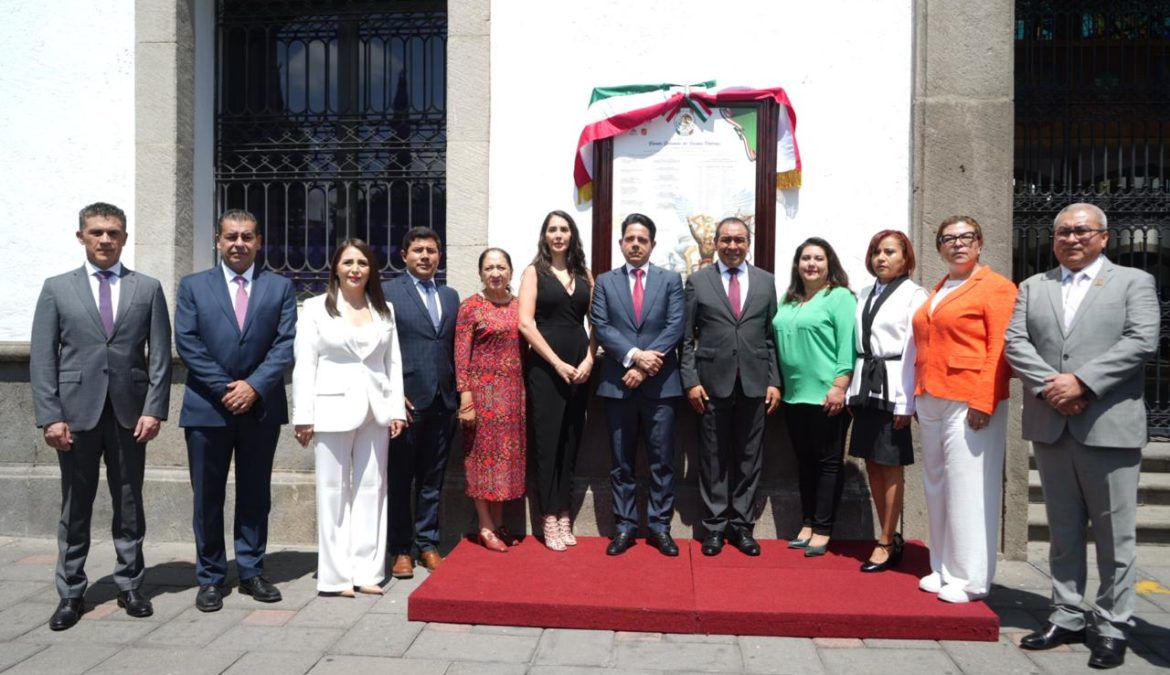 Colocan Bando Solemne en el Congreso del Estado