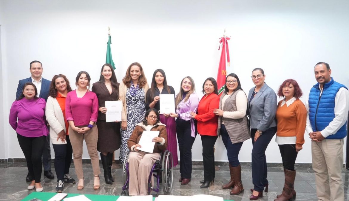 Recibe diputada Lorena Ruiz García iniciativa popular para reconocer el derecho de las mujeres a una vida libre de violencia
