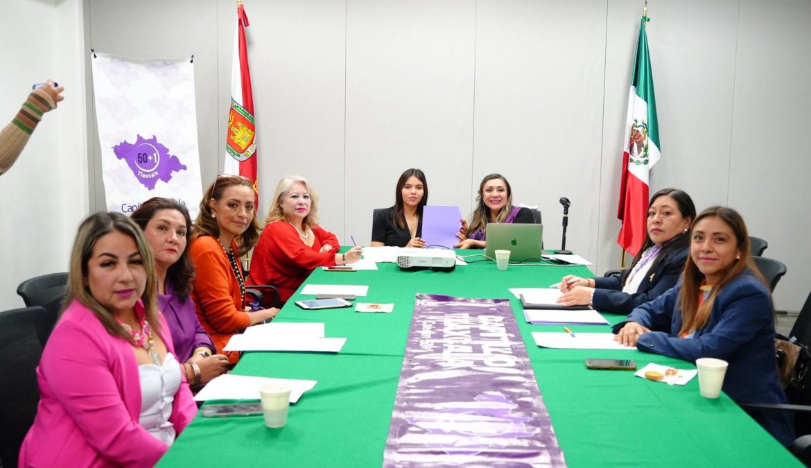 Dialoga Lorena Ruiz con integrantes de la colectiva 50+1 Capítulo Tlaxcala sobre agenda de género