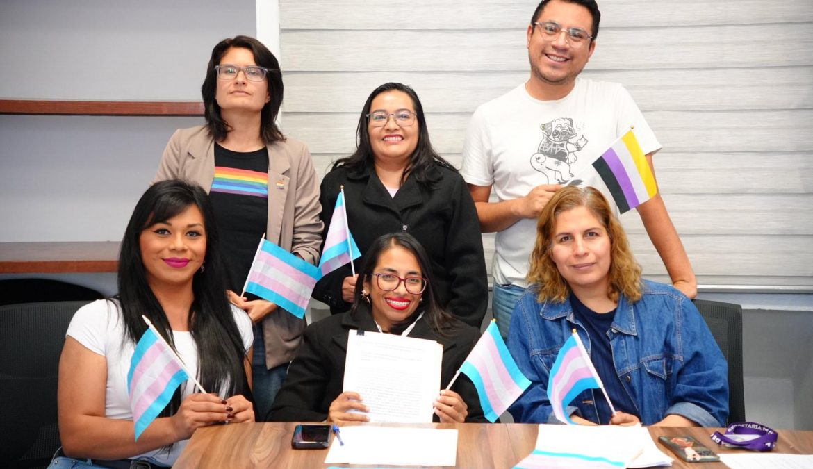 Recibe Gabriela Hernández Islas Iniciativa de Cupo Laboral para personas trans y no binarias