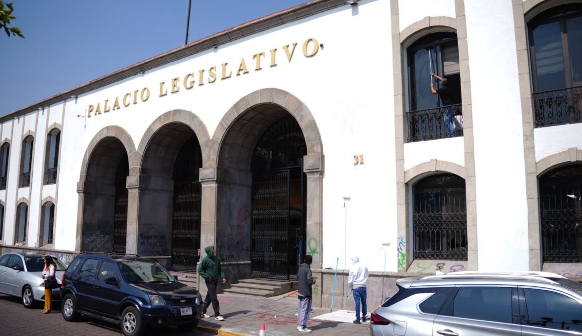 Inicia Congreso del Estado labores de limpieza y restauración de las áreas afectadas tras manifestaciones por el 8M