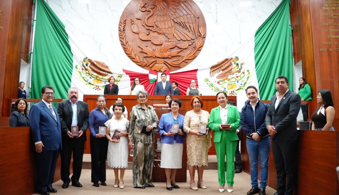 Entrega Congreso del Estado presea “50 Años por la Educación al Servicio del Pueblo”