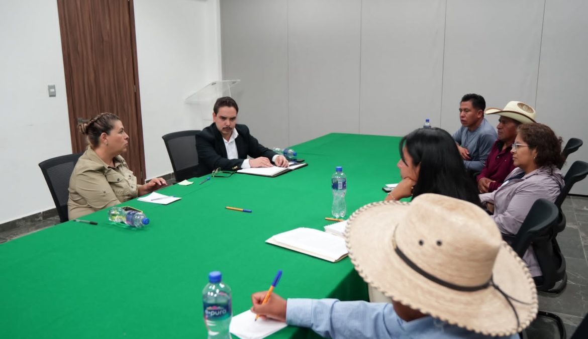 Atienden diputados a comisión de productores, ejidatarios y pobladores de Ixtenco